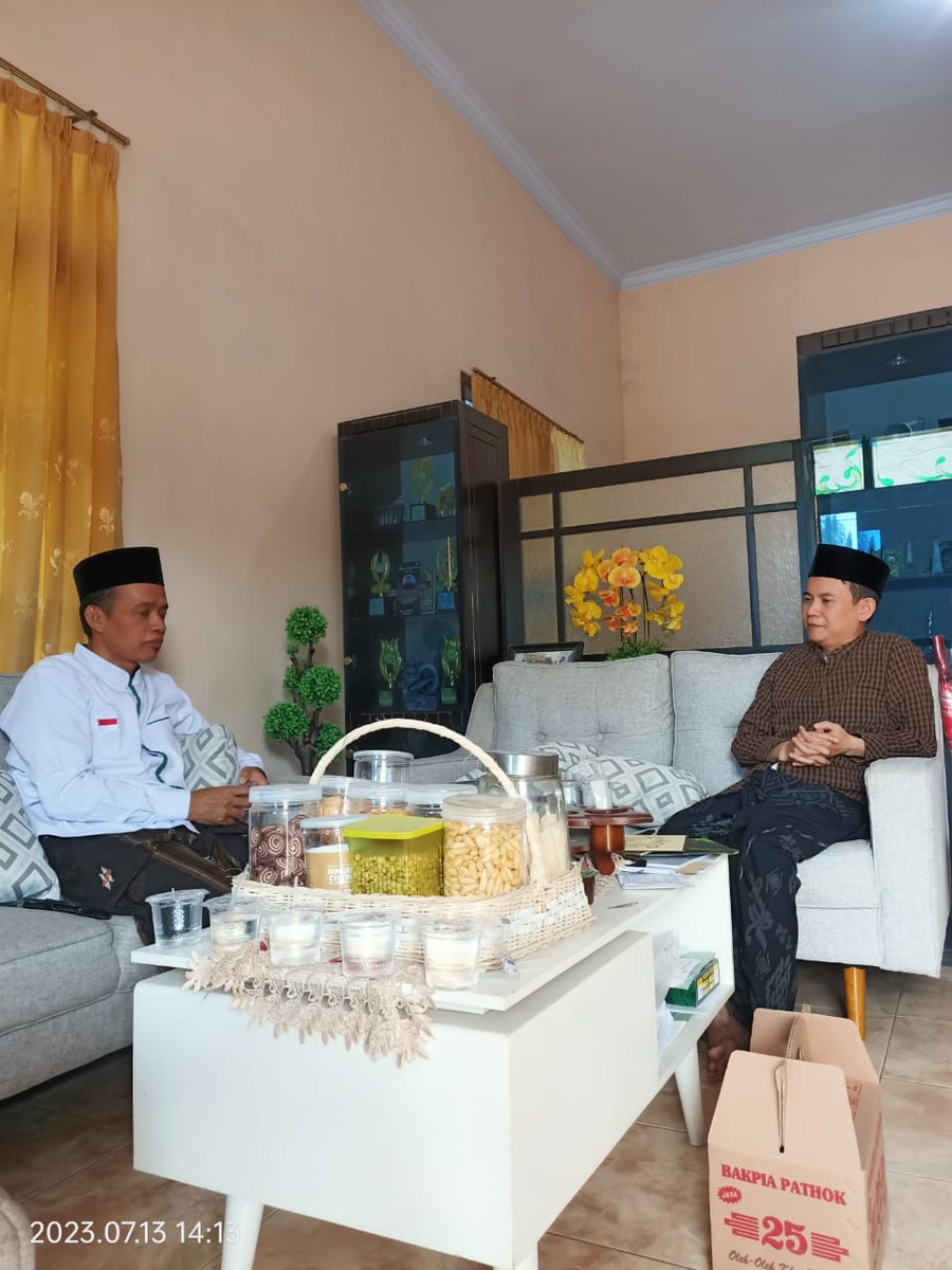 UmaruddinM's tweet photo. Silaturrahim, ngobrol santai dg Gus Bang (Rohmatul Akbar) ttg agama, politik, pendidikan jg ke-NU-an di kediaman beliau di kompleks Ponpes Darul Ulum Rejoso Jombang. Gus Bang adlh Bendaraha PCNU Jombang. Sehat selalu Gus, maju terus NU Jombang dan PP Darul Ulum. Amin
@nu_online https://t.co/GUL1ta486S