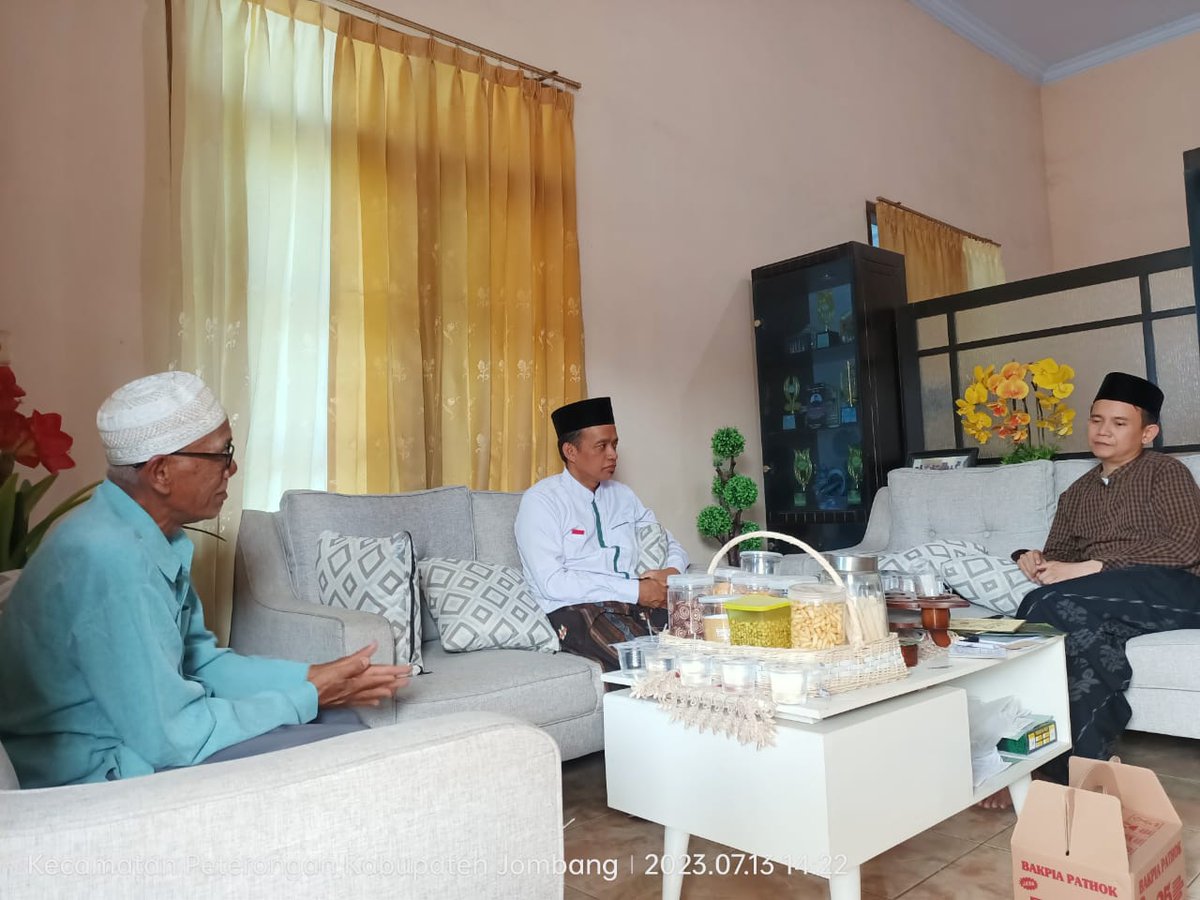 Silaturrahim, ngobrol santai dg Gus Bang (Rohmatul Akbar) ttg agama, politik, pendidikan jg ke-NU-an di kediaman beliau di kompleks Ponpes Darul Ulum Rejoso Jombang. Gus Bang adlh Bendaraha PCNU Jombang. Sehat selalu Gus, maju terus NU Jombang dan PP Darul Ulum. Amin
<a href="/nu_online/">NU Online</a>