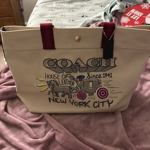 LexiRed116's tweet photo. So good I had to share! Check out all the items I'm loving on @Poshmarkapp #poshmark #fashion #style #shopmycloset #coach #fila: https://t.co/vnEmlIWb1g https://t.co/8L3BowQx4M