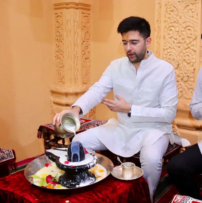 raghav_chadha's tweet photo. समस्त देशवासियों को पवित्र श्रावण मास शिवरात्रि की हार्दिक शुभकामनाएं। हर हर महादेव 🙏🏻 https://t.co/SQ9lQ0I8X8