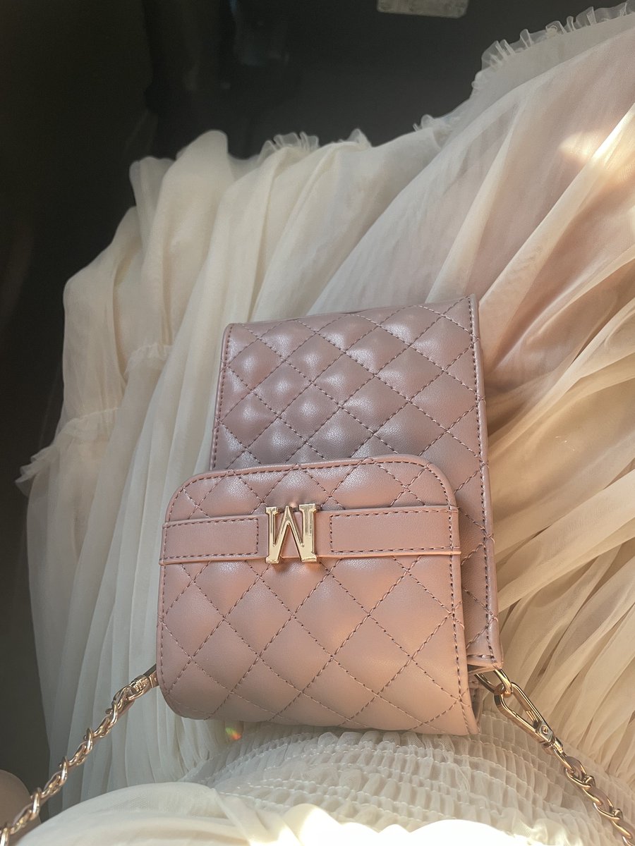 MISTREASSのキルティングショルダー
ついに今日20:00発売です👜🤍

19時頃からインスタライブもするよ💫 https://t.co/DLifQR87Bz