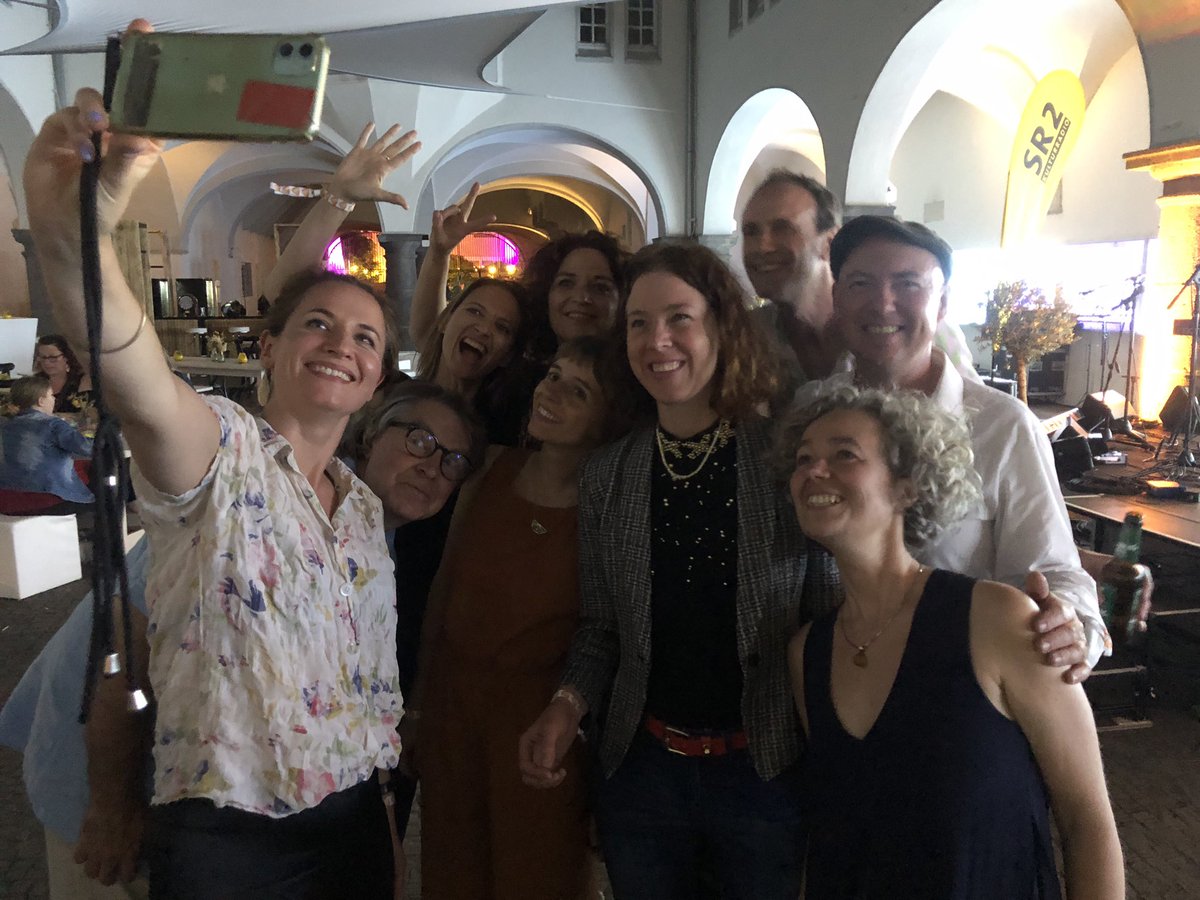 Deutsch-französisches Songpoet:innentreffen in Saarbrücken, Stadtgalerie Innenhof!
Heute, Sa, um 15:30 h spiele ich mein ganzes Set. Danach ALLE SongPoeten 
Und morgen, Sonntag, das FINALE ! :-)