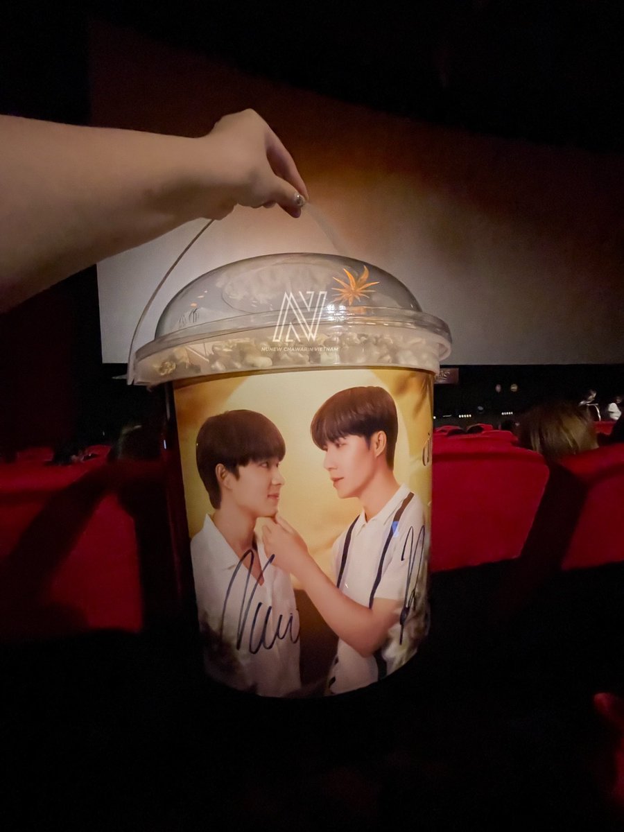 NuNewCwrVN's tweet photo. #NNVN check ✅ 

Finally we're inside 🤧🤧 So excited to meet NuNew and watch After Sundow together 😽 The popcorn is HUGE like literally, we were shocked 🤣 🤣

We also want to express our gratitude to Thai fans for helping us during the register time 🙏Thank you so much. We hope everyone will enjoy your time today 🎞

#AfterSundownExclusiveScreening
#ดับแสงรวีTheMovie
#NuNew @CwrNew