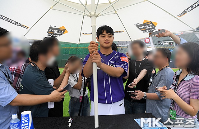 _iomme's tweet photo. 문동주 ‘비가 오면 우산이 되줄게’ [MK포토] (출처 : MK스포츠  | 네이버 스포츠) https://t.co/VUW7bibf7i 

ㅋㅋㅋㅋㅋㅋㅋㅋㅋㅋㅋㅋㅋㅋㅋㅋㅋㅋㅋㅋㅋㅋㅋㅋㅋㅋㅋㅋ아 웃겨 https://t.co/GSuBHHP6Du