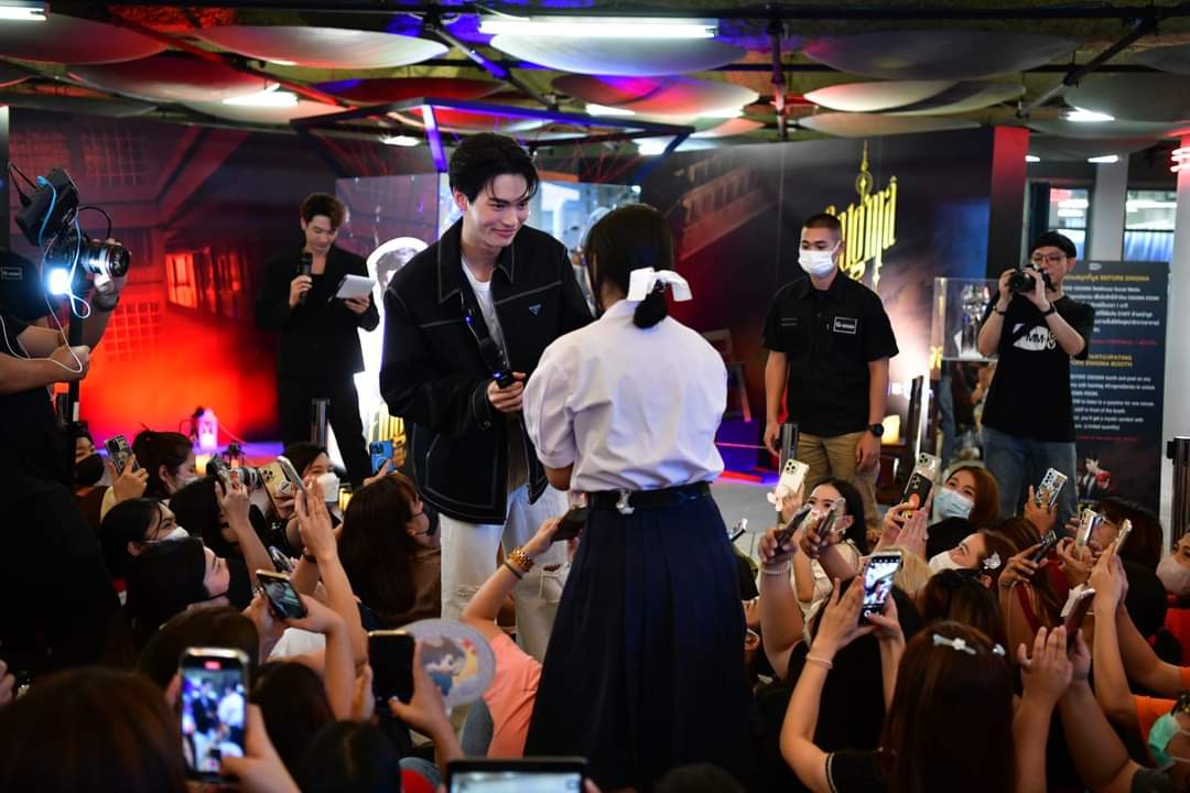 thedailybkk's tweet photo. “วิน-พรีม” บุกเซอร์ไพร์สแฟนคลับ เสิร์ฟออเดิร์ฟความสนุกก่อนดูซีรีส์ “Enigma คน มนตร์ เวท” ตอนแรก ในกิจกรรม “BEFORE ENIGMA” สุดประทับใจ
อ่าน👉https://t.co/EoIU6iQF0G

#Enigma #คนมนตร์เวท
#winmetawin 
#วิ���เมธวิน #พรีมชนิกานต์
#GMMTV https://t.co/Sb2Q5dYg2T