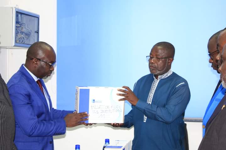 Régularisation des situations administratives : Près de 2000 textes d'intégration et de reclassement remis ce vendredi 14 juillet aux SG de @MinbudgetCP <a href="/AgricultureGA/">AgricultureGabon</a> <a href="/Commerce_GA/">Ministère de la Fonction Publique ...</a> <a href="/RelationGOUVGA/">Ministère des Relations avec les Institutions</a> <a href="/TpGOUVGA/">Ministère de l'Équipement, Infrastructures et TP</a>. Le plan de régularisation progressif se poursuit. <a href="/BerreMadeleine/">Madeleine E. Berre</a>