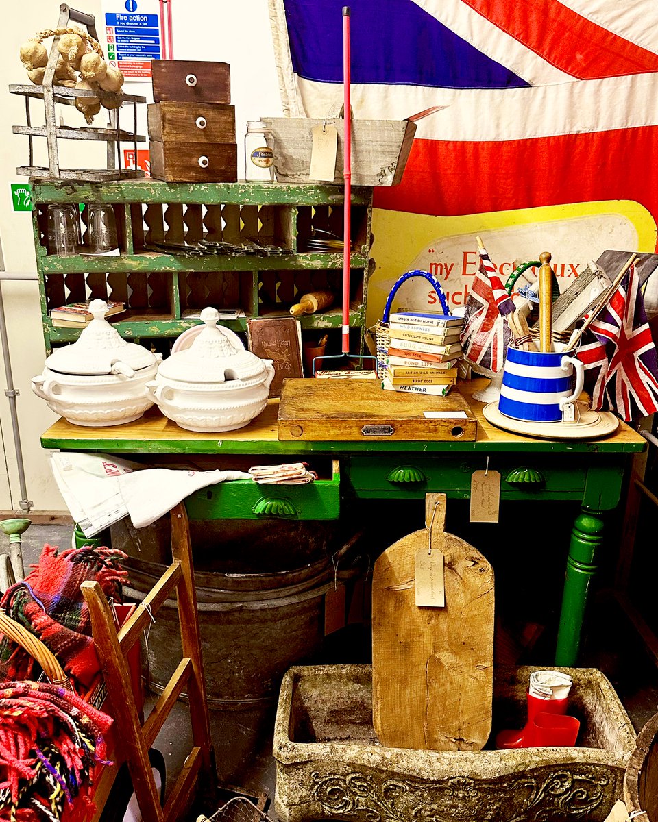 Good morning! Here from 10am until 5pm #vintagefinds #vintagekitchen #vintagehome #unionjackflag #frenchhome #frenchwares #gardensofinstagram #tggreen #cornishware #observerbooks #astraantiquescentre #hemswell #lincolnshire