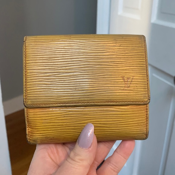 jabryan21's tweet photo. So good I had to share! Check out all the items I'm loving on @Poshmarkapp from @SussyLuxe @AndreaDawnCo #poshmark #fashion #style #shopmycloset #louisvuitton #tous #marciano: https://t.co/f8mlPg29AL https://t.co/8suj5hE41E