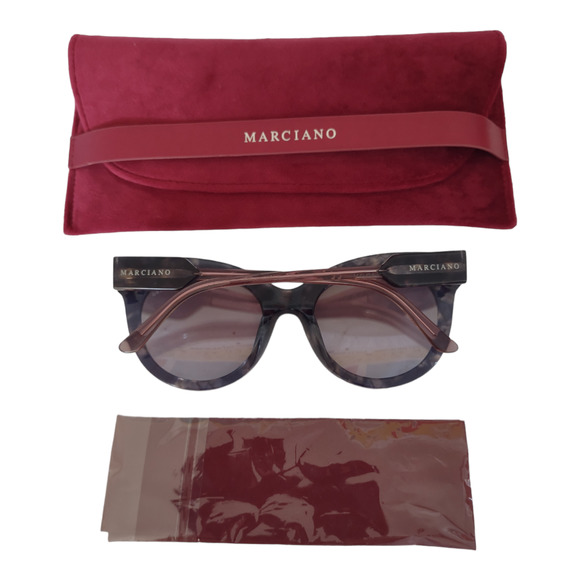 So good I had to share! Check out all the items I'm loving on <a href="/Poshmarkapp/">Poshmark</a> from <a href="/SussyLuxe/">SussyLuxe</a> <a href="/AndreaDawnCo/">Big Red Brit 🇺🇸🇬🇧</a> #poshmark #fashion #style #shopmycloset #louisvuitton #tous #marciano: posh.mk/9eT3h7DcsBb