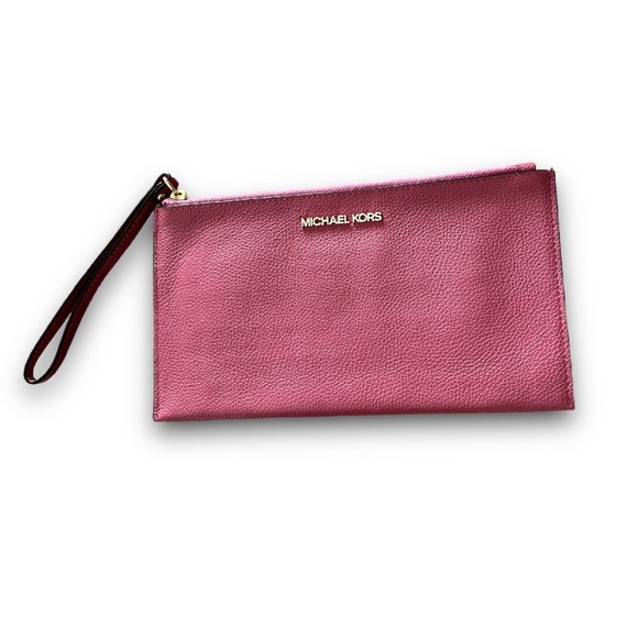 FoxandDoe's tweet photo. So good I had to share! Check out all the items I'm loving on @Poshmarkapp #poshmark #fashion #style #shopmycloset #tupperware #michaelkors: https://t.co/s4i5teEBBL https://t.co/x9lfbdcSVl