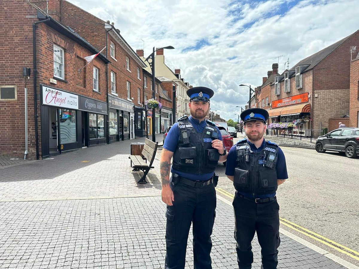 tvp_mk's tweet photo. Great to see Police Community Support Officers patrolling the High Street in Newport Pagnell due to reports of recent shoplifters and reassuring the businesses #MKNHPT #C9038 #C1970 #NewportPagnellshops https://t.co/ZN5g5NYm98