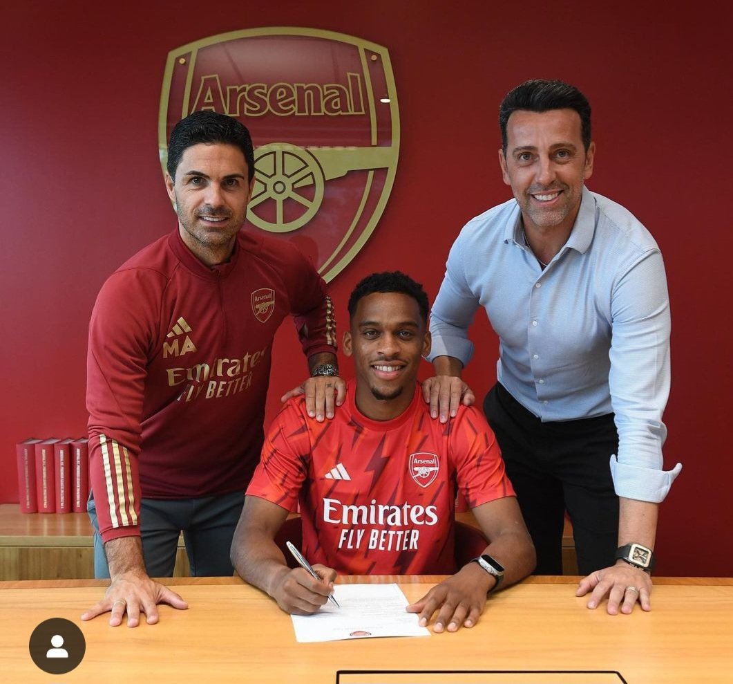 SemperFiArsenal's tweet photo. Edu saw Arsenal fans making memes of his blue shirt and decided not to give them more material today https://t.co/GsEh93QBxu