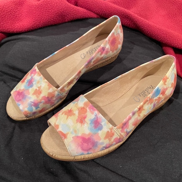 So good I had to share! Check out all the items I'm loving on <a href="/Poshmarkapp/">Poshmark</a> from <a href="/5MamaK/">Jessica Klossner</a> #poshmark #fashion #style #shopmycloset #burton #softsurroundings #michelled: posh.mk/RA9c2uHcsBb