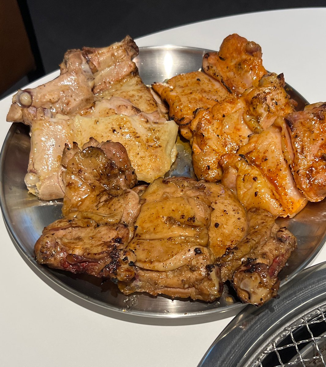 muk_archive's tweet photo. 🍽️ 숙대 / 삼각지 품계

 ๑ 양념, 소금, 간장 숯불닭갈비 ( ₩15,000 )
 ๑ 닭칼국수 ( ₩10,000 )
 ๑ 닭계장 ( ₩10,000 )

숯불에 초벌한 후 토치로 불맛까지 더해주는 닭갈비 맛집 찾았다 ♥ 같이 나오는 쌈무와 깻잎, 소스3종 어떻게 먹어도 닭갈비랑 찰떡이다  ! 
닭계장 육수는 깔끔하면서 깊은 https://t.co/Hfw6Tgj5nA