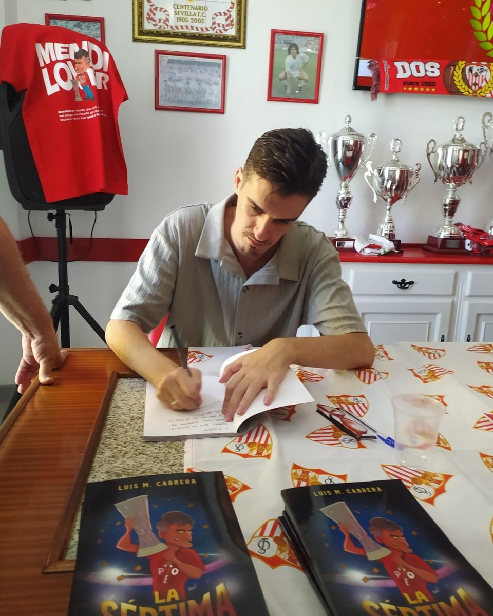 AllaSquadra's tweet photo. Nuestro partner @Ludelui_ firmando sus libros con nuestra camiseta de Mendilover, diseñada por él, al fondo. 🔝♥️
#Cómic #Mendilover https://t.co/FhYVSdqTfm