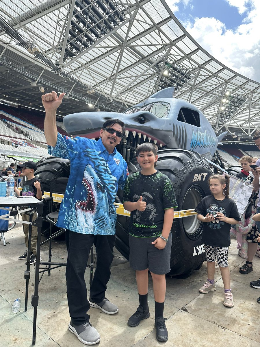 BigDel69's tweet photo. Mega fun with the megladon @MonsterJam  #megladon https://t.co/ujQRlt0o7k