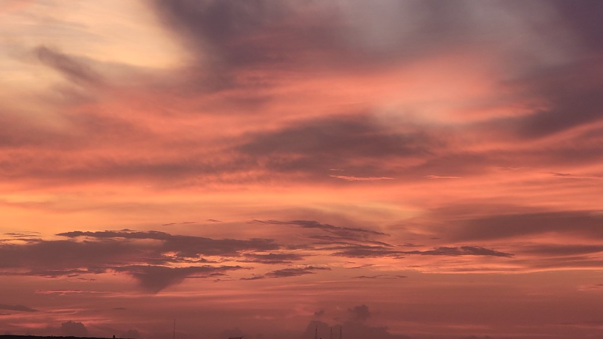 SpaceCoastSkies's tweet photo. Sky abstracts #sunrise #flwx #SpaceCoastSkies #lookup #art #HisArt #skyabstract #paintedsky
#2~ #portrait or #landscape? https://t.co/Bwe5CupeKt