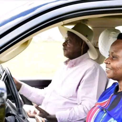 kamukamafredie's tweet photo. 📸📸📸📸
Flashback photo
Who can guess the person In the picture with President Museveni? https://t.co/qZmGtpNPiu
