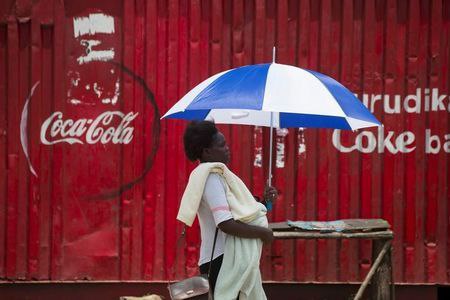 DaRu_2010's tweet photo. 🥤#CocaCola: Bald ein Schnäppchen?

#Aspartam statt #Zucker soll bei Zero & Light-Produkten von Coca-Cola (NYSE:KO) (WKN: 850663) dafür sorgen, dass nicht jeder #Schluck auf den #Hüften landet. Die bevorstehende WHO-#Einstufung des #Süßstoffs als „möglicherweise #krebserregend“ könnte jedoch negativen #Einfluss auf das Unternehmen haben. Was bedeutet das für #Investoren?

Wie Coca-Cola von Aspartam profitiert

👩‍🔬 Aspartam ist ein #künstliches #Süßungsmittel, das in vielen Lebensmitteln und Getränken verwendet wird. Es ist etwa #zweihundertmal süßer als herkömmlicher #Zucker. Der Stoff hat dass keinen Brennwert und keinen bitteren Nachgeschmack wie #Saccharin und ist daher bei zunehmend #kalorienbewussten Kunden sehr beliebt.

[...] Produkte sorgten 2022 für ein Drittel des #Gesamtabsatzes. 

[...]
💡 Dieser künstliche #Süßstoff kostet zudem #weniger als das #Naturprodukt. Die drohende Negativ-Bewertung von #Aspartam ist daher von #Relevanz.

https://t.co/OfI1YnDcYr

https://t.co/1RgAp8O3Bd