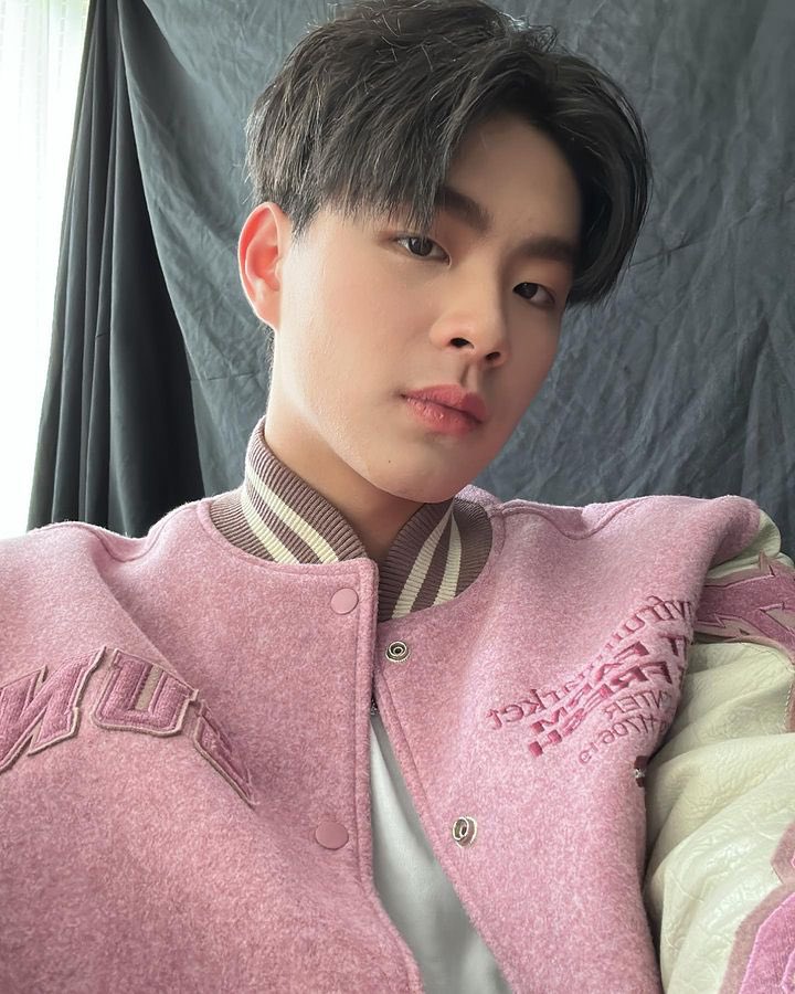 kusexyboy's tweet photo. “จังหวะตกหลุมรัก" 💚🩷
- คิน ธนชัย 
IG : @kinn_ts 
#เศรษฐศาสตร์ #EEBA #ปี3 #KU81 #KUSEXYBOY #KinThanachai #คินธนชัย #KINWhitefox https://t.co/3vSevfVPZv