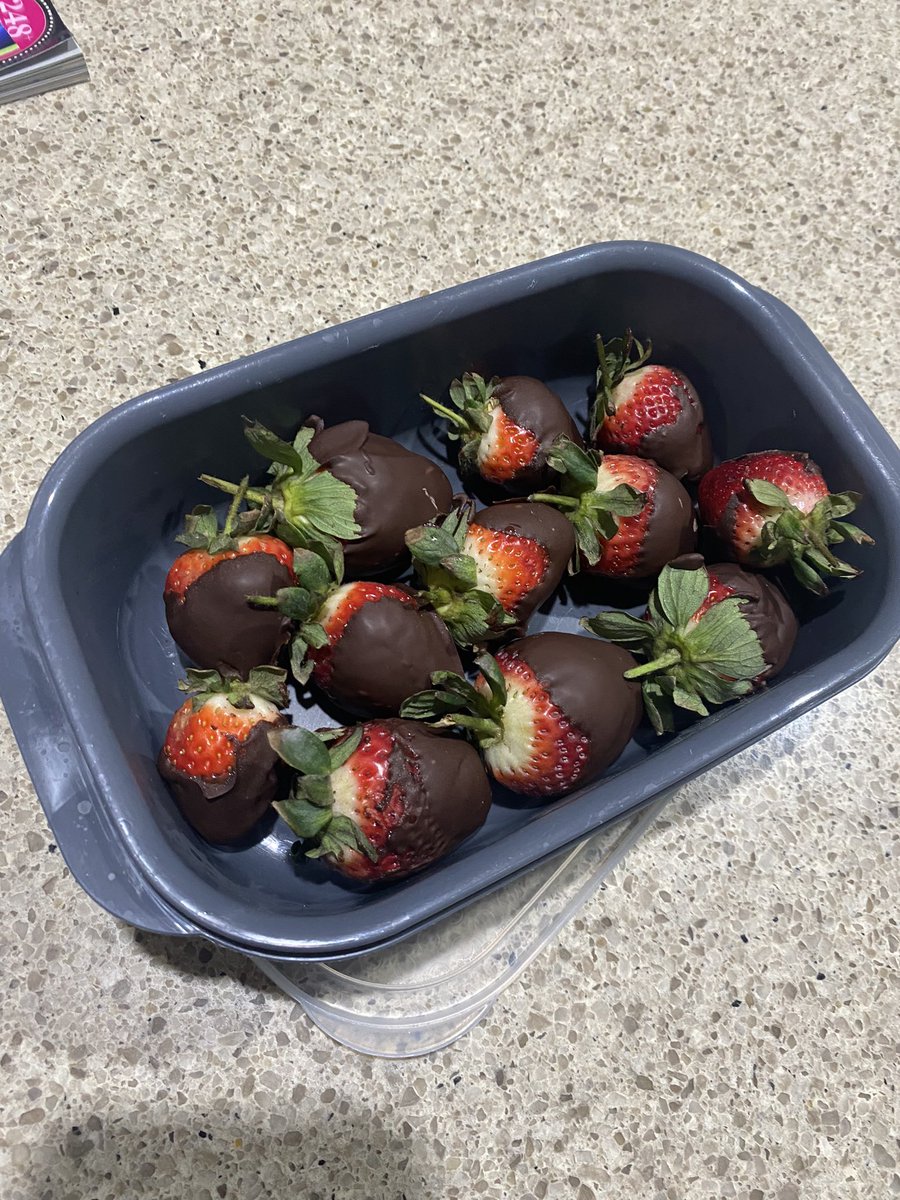 Today’s #toursnacks are homemade choc dipped strawberries made earlier this afternoon. Yum! #couchpeloton