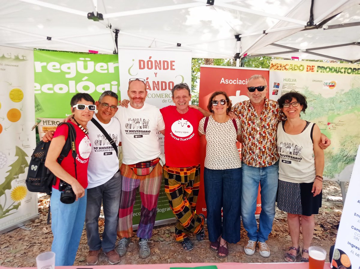 Décimo aniversario del Ecomercado de Granada (RAG). Y allí nos encontramos los Ecomercados de Andalucía. Celebrando juntos el cumple. 
@ecomercadodelaraa
@ecomercadorag
@ecomercadocordoba
@ecomercadocoag
@lareguertaecologica
@tomatomatelavega
