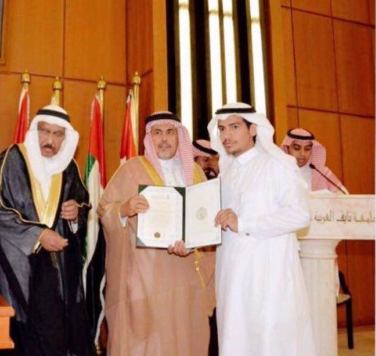 YanbuFriends's tweet image. نبارك للمحامي سامي بن عايض الحمدي -الشريك القانوني لحسابات أصدقاء ينبع- صدور موافقة معالي وزير العدل بترخيصه بمزاولة أعمال التوثيق بمنطقة المدينة المنورة ومن أهم أعماله :
• إصدار الوكالات خاصة السجناء والموقوفين.
• توثيق عقود الشركات.
• توثيق الإفراغ العقاري.
• توثيق الرهن…