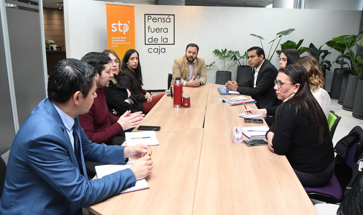 VEP_Paraguay's tweet photo. ➡️La STP recibió a representantes del municipio de Itauguá para coordinar los avances en la implementación del Plan de Ordenamiento Urbano y Territorial del municipio #POUT y conversar sobre acciones concretas para impulsar el Plan de Desarrollo Sostenible Municipal #PDSM https://t.co/v8TNsb1iqe