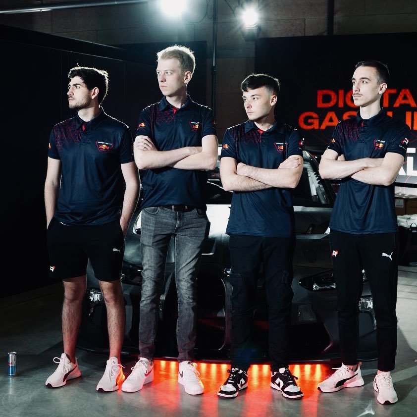 As seen on the drivers, the Verstappen.com Racing Collection is now available to you 🤩

🔗 verstappen.com/collections/ve…