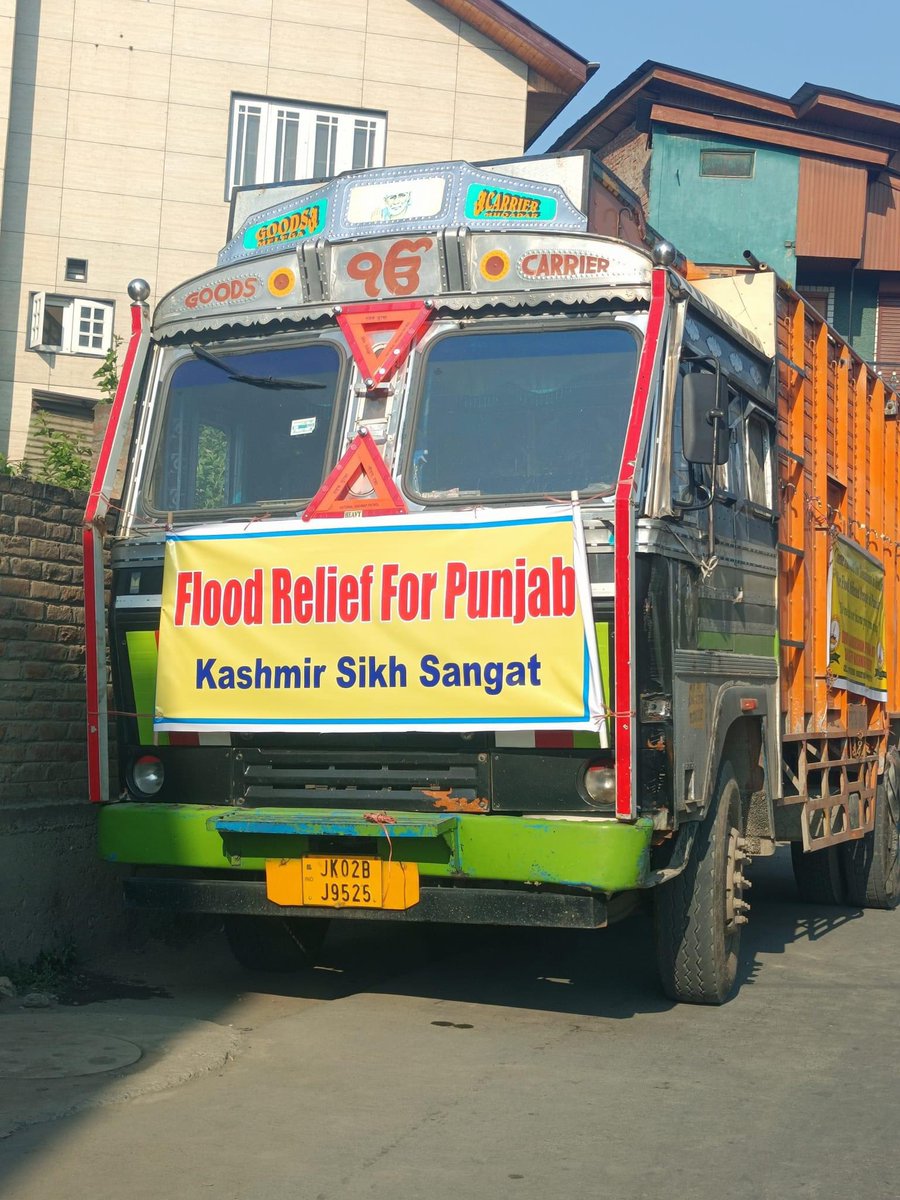 listengurdeep's tweet photo. Glad To See Kashmiri Sikhs Coming Forward And Collecting Flood Relief For Panjab 
Panjab always Remained Forefront whenever We need Him .
It Is our Turn now 
Sarbat Da Bhalla 🙏
#Punjaabfloods 
#Relief 
#Sikhs
#Floods
#Sgpc https://t.co/UvMP7vdm8e