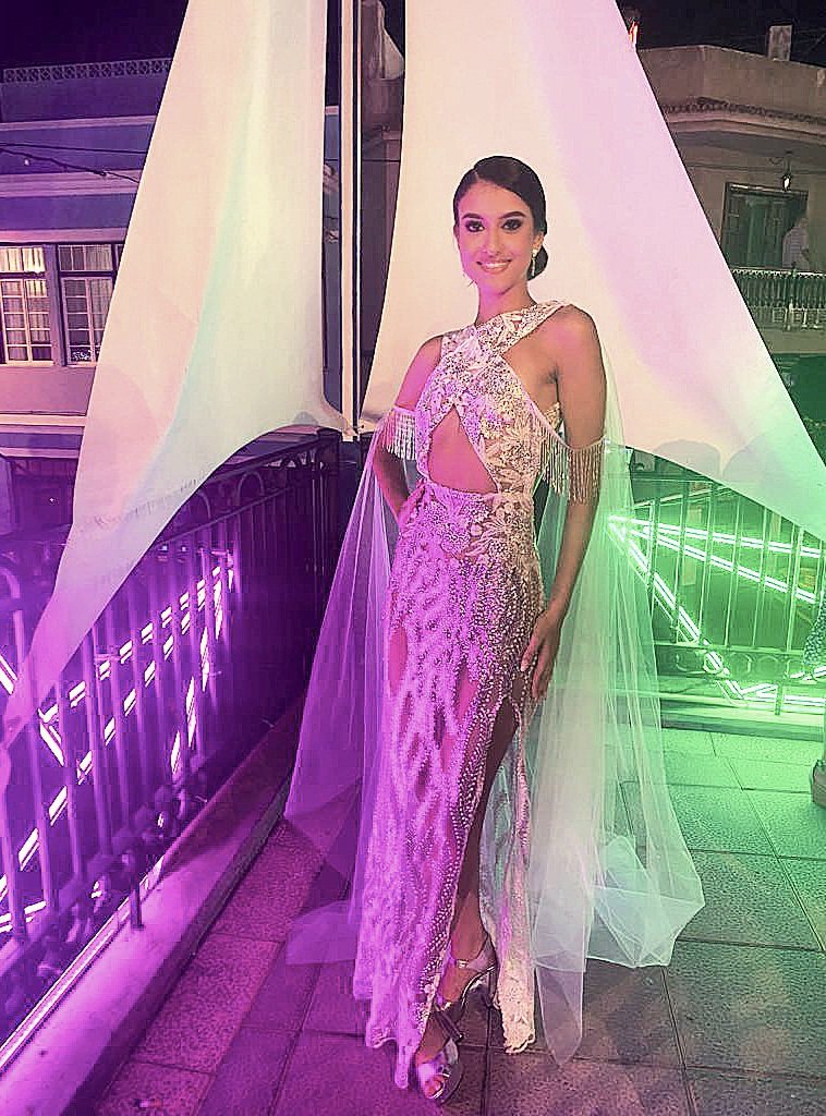 AlSandesign's tweet image. Quien pisa fuerte deja huella ✨️

🔘 Reflexión, pureza, serenidad, armonía

#AlexisSánchezdesign #ASdesign #candidata #TrajeDeNoche #diseño #moda #MissWorld #MissWorldTenerife #Tenerife #certamen #gala #HechoAMedida #HechoAMano #NewDress #LosRealejos