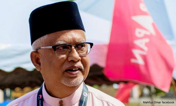CikguSyazmirHN's tweet photo. SIAPA DIA DATO MAHFUZ OMAR NI?

Dato Mahfuz ni bekas Naib Presiden PAS.

Dato Mahfuz juga pernah jadi Ketua Penerangan PAS Pusat.

Lagi?? 

Dato Mahfuz ialah bekas Ketua Dewan Pemuda PAS Pusat Malaysia era reformasi. https://t.co/YydxVJaRPR