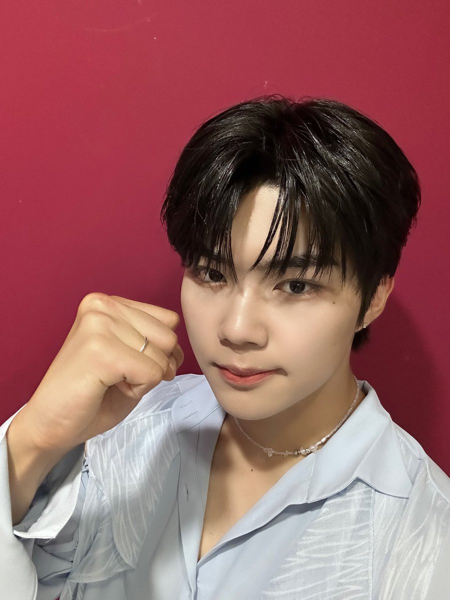 ZB1_official's tweet photo. _💌

제로베이스원으로 음악중심 자주색 벽 앞에 드디어 다시 섰다 ..!! 오늘은 개인적으로 의미가 깊은 날이였는데요 제로즈분들의 사랑으로 이곳에 다시 설 수 있게 되어서 너무 기분이 좋고 싱숭생숭했어요 앞으로도 멋진 무대 좋은 모습 많이 보여줄 테니까 박건욱 많이 사랑해 주기 🥹💙

#PARKGUNWOOK #박건욱
#ZEROBASEONE #ZB1 #제로베이스원