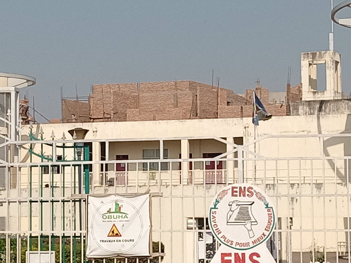 jubasuc1's tweet photo. Mu gihe zimwe mu #mpome z'inyubakwa ya kaminuza nderabigisha #ENS zamaze gutangura kwata #imigaga, hariko harubakwa #inyubakwa igeretse kuri za mpome. Bamwe mu banyeshure bakabonako bisa n'#ukuroha ubuzima bw'abiga kuriryo shure ritanguye kononekara atamwanya uheze ryubatswe. https://t.co/dojxPderQk