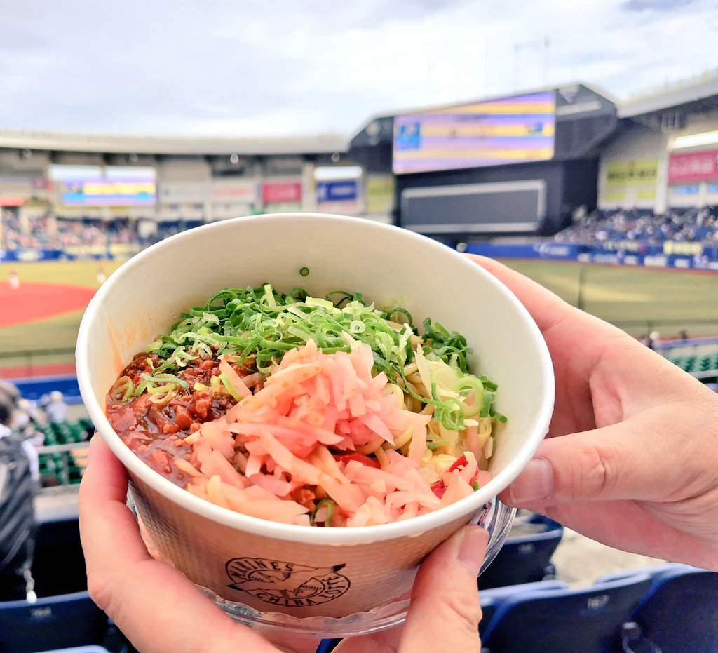 youko6501yy's tweet photo. 今日のマリンは夏仕様。
いつもの外周ヒーローズで #岩下の新生姜 コラボ坦々麺。
今日は試合より楽しみなのが試合後の #DefTech のLIVE🎶
 #chibalotte https://t.co/HMF75YB0pa