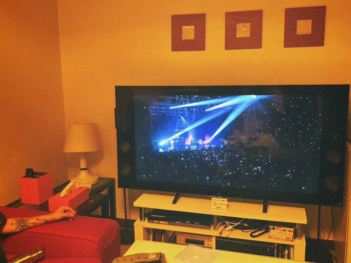 ash_ashdahero's tweet photo. メンバー副音声おもろ。笑

部屋で一緒にライブ観てる感
楽しんでくれたら嬉しいなー！

#HUMAN 
#ASHDAHERO https://t.co/K2NQJgP3j7