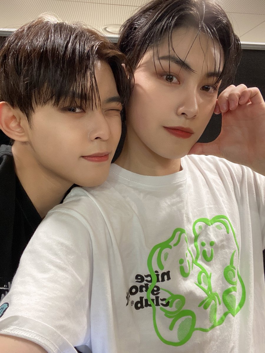 TO1_members's tweet photo. [#렌타] 
동건이형~ 생일 축하해요!! 케이크 먹었어요~?
동건이형 정말 정말 올해 더 같이 힘내보자고요
맛있는 것도 먹고, 축구도 하고, 같이 산책도 하고, 더 많은 추억을 만들고 싶네요😙😙
형 오래오래 행복해야돼요❕

다시 한번 생일 축하해요💐🎉
#TO1 #티오원 #RENTA https://t.co/3sXBIhy4Ir