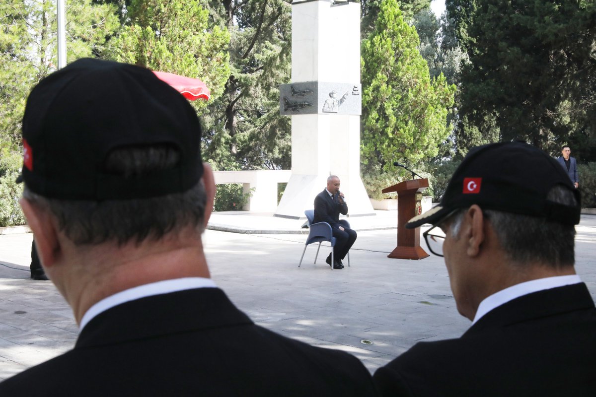 #DEÜ Rektör Yardımcımız Prof. Dr. Hasan Murat Tanarslan, #15Temmuz Demokrasi ve Milli Birlik Günü'nde, Kadifekale Şehitliği'nde il protokolünün katılımıyla düzenlenen şehitleri anma programına katıldı. Vatanımızın bütünlüğü ve demokrasimiz için #TürkiyeAşkına canlarını feda eden