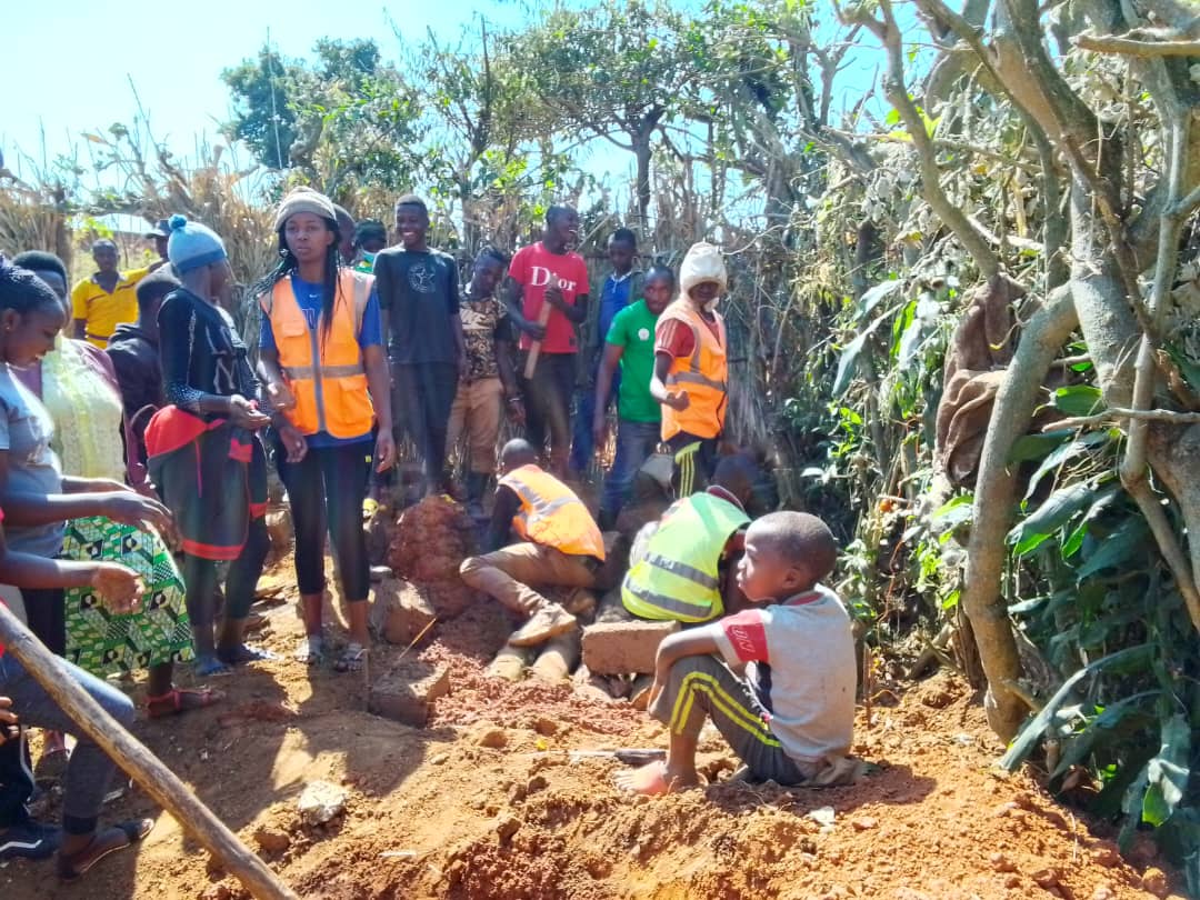 GicumbiN's tweet photo. Mu rwego rwo kongera umubare w'urubyiruko rwabakorerabushake Urubyiruko rwa @GicumbiDistrict #Shangashasector rwateguye Umuganda wo kubakira umuturage utishoboye UBWIHERERO arinaho harabera igikorwa cyo kwandika abakorerabushake bashya. https://t.co/JBMx5EnigL