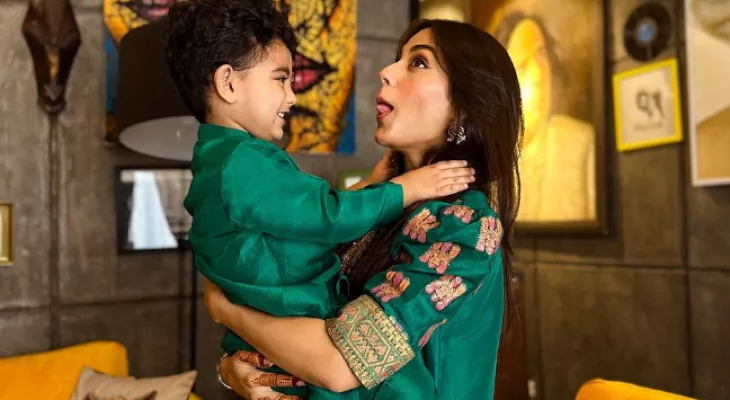 24NewsHD's tweet photo. Iqra Aziz's adorable moments with son Kabir
#24NewsHD #24nEWS #IqraAziz #YasirHussain #KabirHussain #AdorableMoments #MotherSonDuo #Mommythings #Delightfulpictures
https://t.co/2EEjyMqjck https://t.co/7YFWjjlliR
