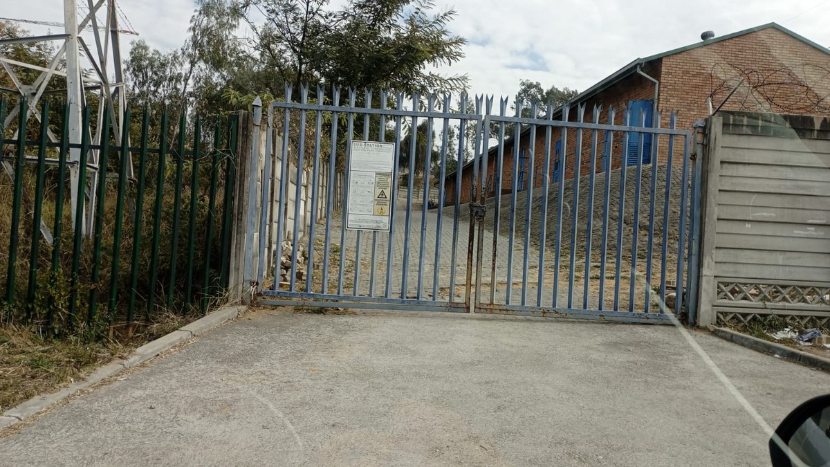 takeflight_b747's tweet image. Still no test team on site #Olivedale . Nothing has been done since it was reported 38 hours ago. Please urgently escalate to finally get us connected!!!