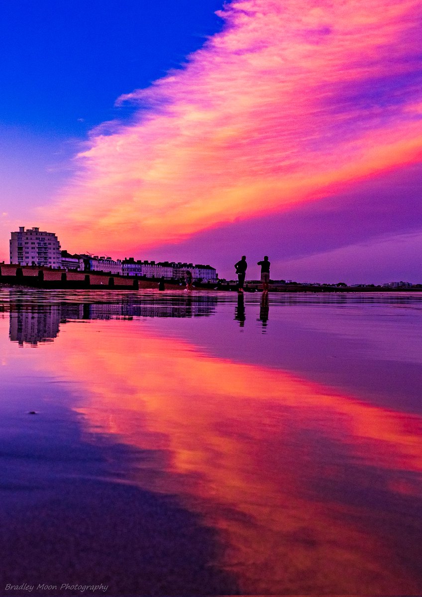 Gm all! 😊☕

Woke up to two more sales on Sunset Symmetry! 🥳🎉 #opentez

Thanks so much to @DiscoStuMc &amp; <a href="/sarahc_eth/">sarahc.eth 🌼</a> for picking an edition up it is much appreciated! 🙏♥️

If you'd like to collect an edition it only costs 3 $XTZ! 

Link below 👇