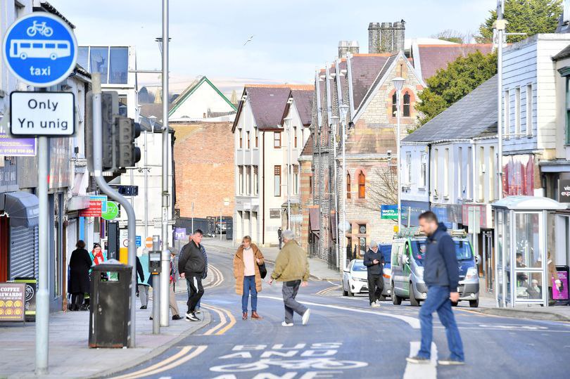 1/4
Welsh town's move to become a '15 minute city’
The term refers to a concept of people having everything they need within a 15 minute walk or bike ride of their home
Council chiefs have endorsed the idea of a Welsh town becoming a "15 minute city"‼️🙏👇