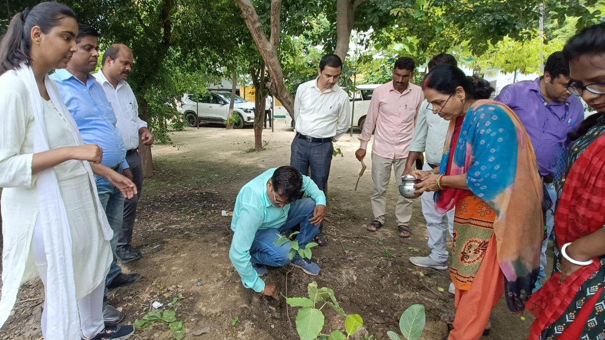 GoIStats's tweet photo. Hats off to our stellar RO Prayagraj for their remarkable involvement in #SwachhtaPakhwada Your commitment to cleanliness and hygiene is truly commendable. @goistats 
@swachhmospi
#SwachhtaPakhwada 
#SwachhMospi 
#swachhbharat https://t.co/opWC3Idc77