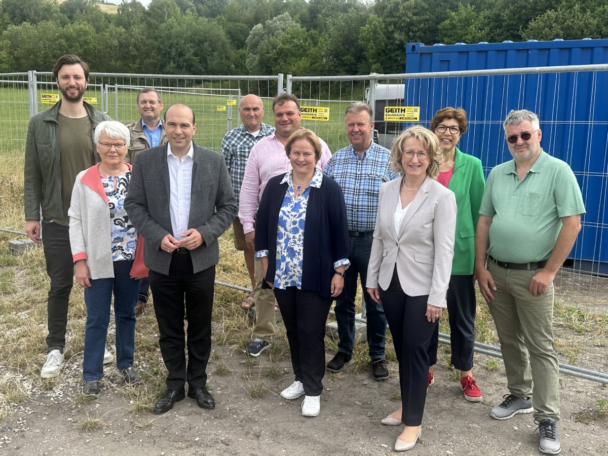 Die CSU im Landkreis Landshut hat sich kürzlich über das wegweisende Geothermieprojekt in Altdorf im Rahmen seiner Energietour informiert. Kreisvorsitzender und Bundestagsabgeordneter Florian Oßner bezeichnete das Projekt als beispielhaft und forderte,

landshut.info/2023/landkreis…