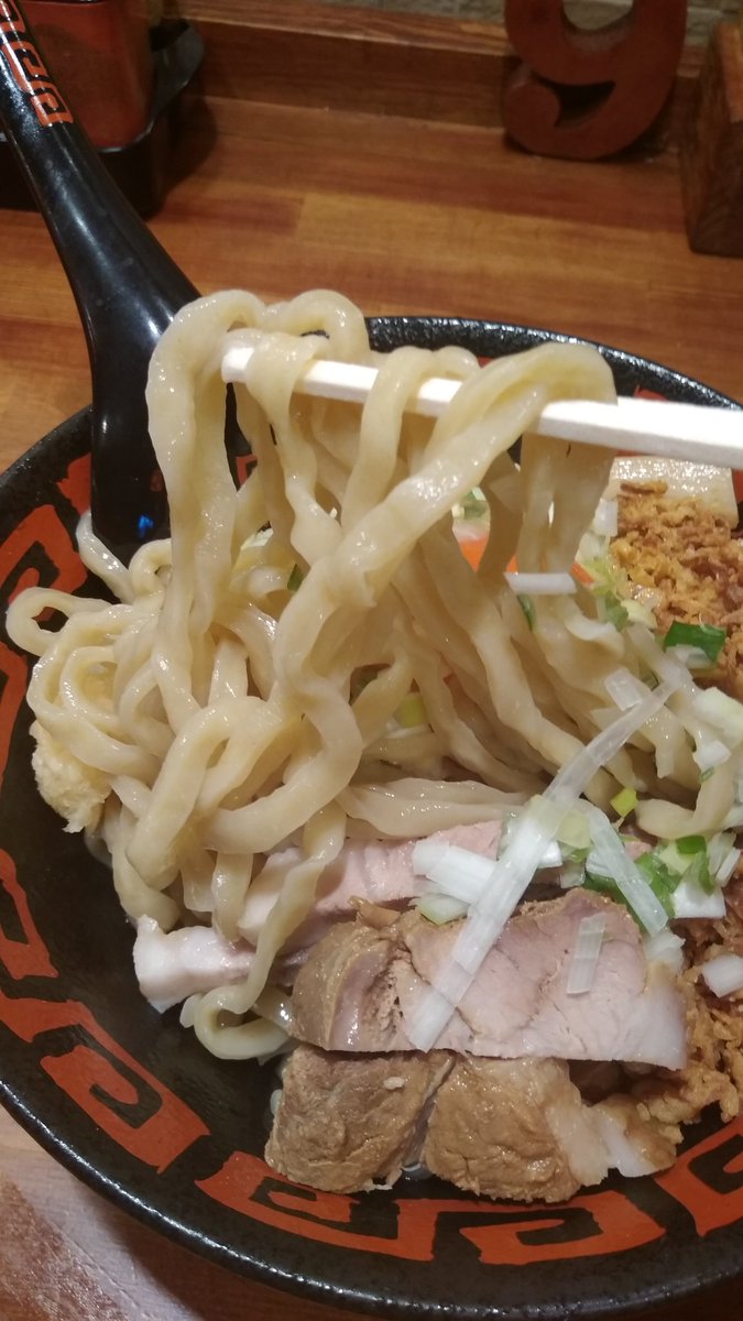 arigatothxalot's tweet photo. 新メニュー🍜🆕✨！
今週火曜夕方、いただきました(^▽^)！
もち姫使用もちもち麺👸🍜<ﾓｯﾁﾓﾁ✨！濃厚たまごを麺具フラオニ絡めて今���もガッツリしっかり美味しかったです😋！
#豚ラーメン #東京ぶたくらぶ💪
#限定麺‼️
#卵かけ麺ガーリック #TKMG 特盛(ニンニクあり)
#フライドオニオン
#相模大野 https://t.co/sfdp5xa18I
