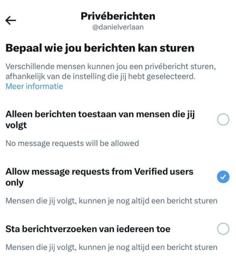 Twitter heeft stilletjes ingesteld dat als je DM's wil ontvangen, alleen geverifieerde gebruikers je nog mogen DM'en 🙃

Je kunt weer terug naar hoe het was via Instellingen > Privacy en veiligheid > Privéberichten  en dan 'Sta berichtverzoeken van iedereen toe' inschakelen.