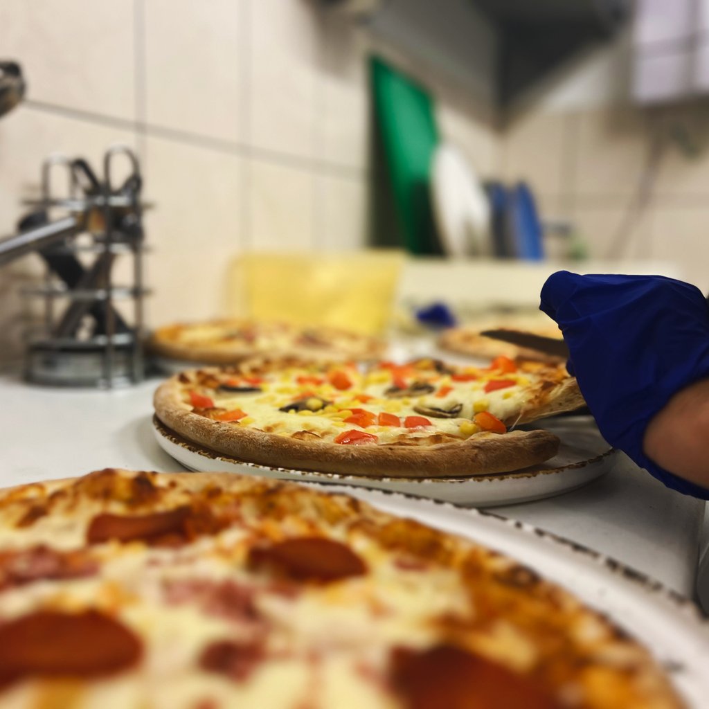 Would a handmade Pizza hit the spot? 🍕

When scoring Hole in ones on the course, don't forget about the Hole in your stomach! Help yourself to some delicious jungle bites in our Tiki bar restaurant! ⛳️