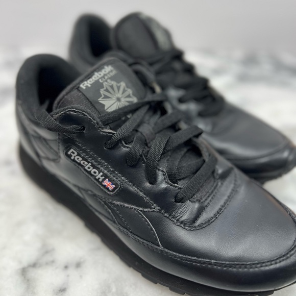 amdaus's tweet photo. So good I had to share! Check out all the items I'm loving on @Poshmarkapp #poshmark #fashion #style #shopmycloset #reebok: https://t.co/3aYLC3mE8q https://t.co/cAJK8KRTr4