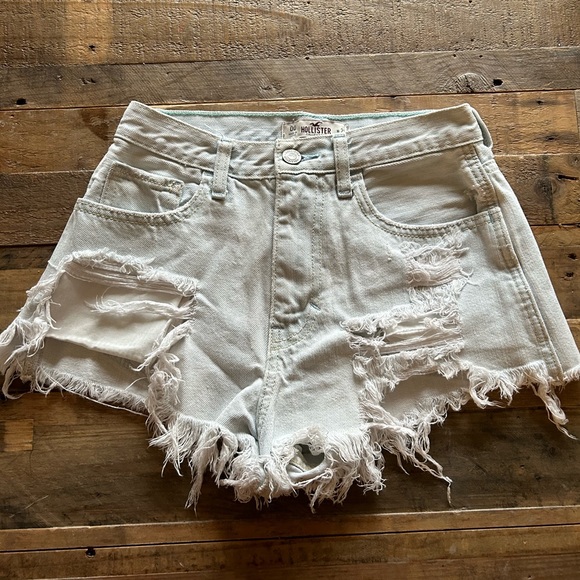 FebreJennifer's tweet photo. So good I had to share! Check out all the items I'm loving on @Poshmarkapp #poshmark #fashion #style #shopmycloset #hollister: https://t.co/SFLIjFbijh https://t.co/aev60cswHH